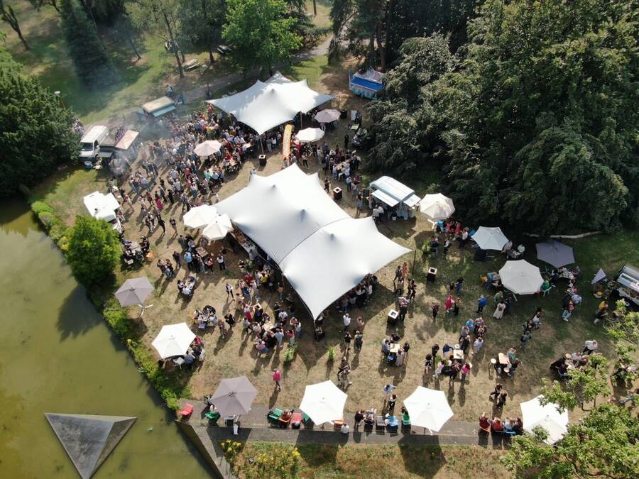 Festival met tenten en gasten, van bovenaf