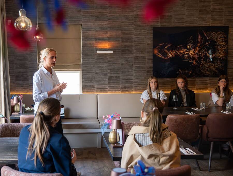 Willemijn bespreekt de aanpak met een horecateam